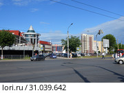 Казань: улица Декабристов. Торгово-развлекательный центр "Тандем" Kazan: Dekabristov Street. Shopping and entertainment center "Tandem" (2019 год). Редакционное фото, фотограф Светлана Федорова / Фотобанк Лори