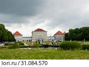 Дворец Нимфенбург (Schloss Nymphenburg). Пасмурный летний день. Мюнхен. Бавария. Германия (2019 год). Редакционное фото, фотограф E. O. / Фотобанк Лори