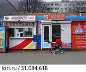 Фастфудная сеть "Стардог!s". Магазин-закусочная "ГлавПивТорг". Улица Талсинская. Город Щелково. Московская область (2015 год). Редакционное фото, фотограф lana1501 / Фотобанк Лори