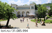 Кисловодск, вход в парк "Кисловодский" (2019 год). Редакционное видео, видеограф Валерий Шилов / Фотобанк Лори