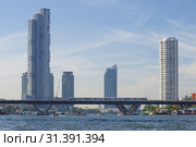 Метромост с поездом BTS SkyTrain на фоне современных высотных домов. Бангкок, Таиланд (2019 год). Редакционное фото, фотограф Виктор Карасев / Фотобанк Лори