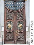 Двери Азамкирхе (церковь св. Иоанна Непомука). St. Johann Nepomuk Kirche or Asam Church (Asamkirche). Мюнхен. Бавария. Германия (2019 год). Редакционное фото, фотограф E. O. / Фотобанк Лори