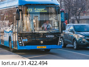 Электробус маршрута  т73 на Алтуфьевском шоссе (2019 год). Редакционное фото, фотограф Алёшина Оксана / Фотобанк Лори