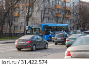 Электробус маршрута т73 в потоке машин на Ботанической улице (2019 год). Редакционное фото, фотограф Алёшина Оксана / Фотобанк Лори