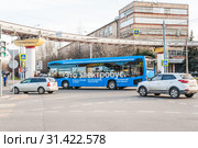 Электробус маршрута т73 делает поворот с Ботанической улицы на улицу Королёва (2019 год). Редакционное фото, фотограф Алёшина Оксана / Фотобанк Лори