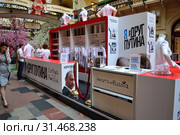 Лоток по продаже дизайнерских футболок с портретом Президента РФ в ГУМе. Город Москва (2015 год). Редакционное фото, фотограф lana1501 / Фотобанк Лори