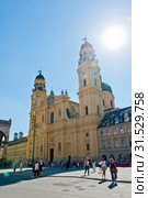 Театинеркирхе (Theatinerkirche) - католическая церковь Святого Каетана. Мюнхен. Бавария. Германия (2019 год). Редакционное фото, фотограф E. O. / Фотобанк Лори