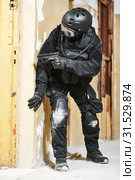 Anti-terrorist police soldier armed with pistol ready to attack. Стоковое фото, фотограф Дмитрий Калиновский / Фотобанк Лори