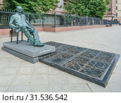Москва, улица Мясницкая, 39. Памятник французскому архитектору Ле Корбюзье (2019 год). Редакционное фото, фотограф Виктор Тараканов / Фотобанк Лори