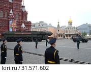Ракетный комплекс стратегического назначения "Ярс"на параде в честь Дня Победы в Москве (2019 год). Редакционное фото, фотограф Free Wind / Фотобанк Лори