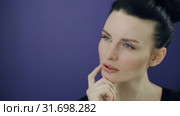 Woman want to make decision. Стоковое видео, видеограф Илья Шаматура / Фотобанк Лори