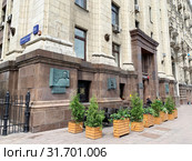 Москва, улица Садовая-Спасская, дом 21/1. Мемориальная доска на доме, на место которого находился дом, где родился великий русский поэт М.Ю.Лермонтов (2019 год). Редакционное фото, фотограф Овчинникова Ирина / Фотобанк Лори
