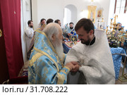 Кашира, литургия в Преображенском соборе Никитского монастыря. Митрополит поздравляет новопоставленного священика (2019 год). Редакционное фото, фотограф Дмитрий Неумоин / Фотобанк Лори