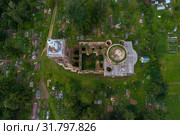 Над руинами старинной  церкви Всемистивого Спаса июльским днем. Село Спас (Спасское-на-Волге). Ярославская область, Россия (2019 год). Стоковое фото, фотограф Виктор Карасев / Фотобанк Лори
