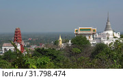 Вид на старинные буддистские храмы на вершине Дворцового (Phra Nakhon Khiri) холма. Исторический парк города Пхетчабури, Таиланд (2018 год). Стоковое видео, видеограф Виктор Карасев / Фотобанк Лори