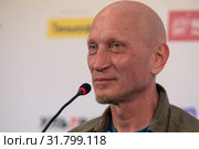 Лидер группы Tequilajazzz Евгений Фёдоров на пресс-конференции фестиваля Нашествие, Россия (2019 год). Редакционное фото, фотограф Николай Винокуров / Фотобанк Лори
