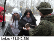 День православной молодежи во дворце спорта Орехово-Зуево, раздача каши (2018 год). Редакционное фото, фотограф Дмитрий Неумоин / Фотобанк Лори