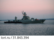 Малый противолодочный корабль "Казанец, на кронштадском рейде в июльские сумерки (2019 год). Редакционное фото, фотограф Виктор Карасев / Фотобанк Лори