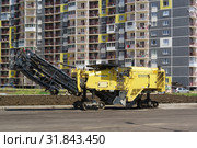 Дорожная фреза BOMAG BM 2000/60 специально разработана для выборочного фрезерования и послойного удаления изношенного или поврежденного дорожного покрытия (2019 год). Редакционное фото, фотограф Наталья Гармашева / Фотобанк Лори