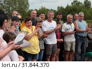 Команда хлопает за грамоту за плавание. Клуб плавания в холодной воде Альбатрос (2019 год). Редакционное фото, фотограф Анатолий Матвейчук / Фотобанк Лори
