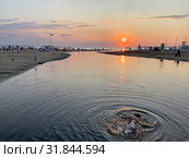 Россия, город Анапа. Ребенок купается в река Анапка на закате (2019 год). Стоковое фото, фотограф Овчинникова Ирина / Фотобанк Лори