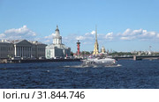 Теплоход "Метеор" на Неве солнечным июньским днем. Санкт-Петербург, Россия (2019 год). Редакционное видео, видеограф Виктор Карасев / Фотобанк Лори