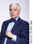 Mature man in suit looking at the camera with a hypnotic look. Стоковое фото, фотограф Сергей Пристяжнюк (Serg Zastavkin) / Фотобанк Лори