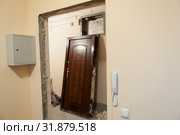 Obsolete steel door is deinstalled from doorframe, flat renovations. Стоковое фото, фотограф Кекяляйнен Андрей / Фотобанк Лори
