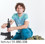 Мужчина с автоматом на белом фоне. Стоковое фото, фотограф Кекяляйнен Андрей / Фотобанк Лори