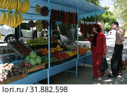 Крым, люди на рынке в Ливадии (2005 год). Редакционное фото, фотограф Дмитрий Неумоин / Фотобанк Лори