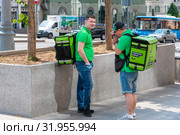 Разносчики еды Delivery Club. Москва (2019 год). Редакционное фото, фотограф Александр Щепин / Фотобанк Лори