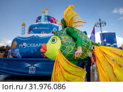 Артисты в костюмах морских жителей во время "морского" парада центра океанографии "Москвариума" в честь дня рождения центра и 80-летия ВДНХ в городе Москве, Россия (2019 год). Редакционное фото, фотограф Николай Винокуров / Фотобанк Лори