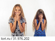 Одной девочке дали леденец, другой девочке нет. Стоковое фото, фотограф Иванов Алексей / Фотобанк Лори