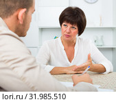 Employer discusses with elderly woman. Стоковое фото, фотограф Яков Филимонов / Фотобанк Лори