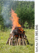 Горящий на поляне костёр. Birning campfire. Стоковое фото, фотограф Евгений Романов / Фотобанк Лори