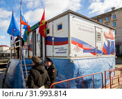 Военнослужащие стоят у мобильного пунка отбора на службу по контракту (2019 год). Редакционное фото, фотограф Вячеслав Палес / Фотобанк Лори
