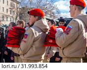 Юнармейцы держат в руках стопки форменных беретов (2019 год). Редакционное фото, фотограф Вячеслав Палес / Фотобанк Лори