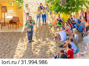 Russia, Samara, June 2019: Lecture by fashion historian Alexander Vasilyev outdoors. Bank of the Volga. Festival "Volga Fest" Редакционное фото, фотограф Акиньшин Владимир / Фотобанк Лори