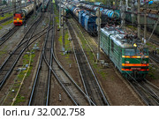 Грузовой магистральный тепловоз ЧМЭЗ-3533 с составом из цистерн (2019 год). Редакционное фото, фотограф Андрей Дегтярёв / Фотобанк Лори
