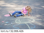 little girl draws with chalk on pavement. Стоковое фото, фотограф Майя Крученкова / Фотобанк Лори