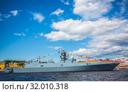 Пришвартованный корабль береговой охраны России у пристани в Санкт-Петерберге ко дню военноморского флота (2019 год). Редакционное фото, фотограф Андрей Атрощенко / Фотобанк Лори