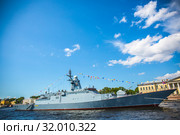 Пришвартованный корабль береговой охраны России у пристани в Санкт-Петерберге ко дню военноморского флота (2019 год). Редакционное фото, фотограф Андрей Атрощенко / Фотобанк Лори