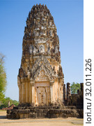 Древний кхмерский пранг на руинах буддистского храма Wat Phra Pai Luang  крупным планом солнечным днем. Сукхотай, Таиланд (2016 год). Стоковое фото, фотограф Виктор Карасев / Фотобанк Лори