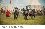 BULGAR, RUSSIA 11-08-2019: Several knights having a battle on the field - the judge walking around and watching the battle. Редакционное видео, видеограф Константин Шишкин / Фотобанк Лори