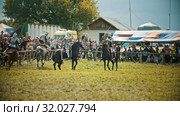 BULGAR, RUSSIA 11-08-2019: Knights having a battle on the field - the judge walking around and watching the battle- people watching the battle behind the fence. Редакционное видео, видеограф Константин Шишкин / Фотобанк Лори