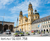 Вид на Театинеркирхе (Theatinerkirche) - католическая церковь Святого Каетана. Мюнхен. Бавария. Германия (2019 год). Редакционное фото, фотограф E. O. / Фотобанк Лори