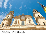 Театинеркирхе (Theatinerkirche) - католическая церковь Святого Каетана (фрагмент здания). Мюнхен. Бавария. Германия (2019 год). Редакционное фото, фотограф E. O. / Фотобанк Лори