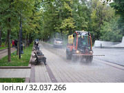 Watering machine in the park (2019 год). Редакционное фото, фотограф Руслан Григолава / Фотобанк Лори