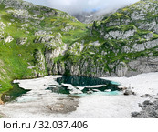 Абхазия, озеро Дзоу в горах летом в облачный день (2019 год). Стоковое фото, фотограф Овчинникова Ирина / Фотобанк Лори