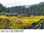Узнезинское сельское поселение - село Нижний Куюм,Чемальский район, Республика Алтай, Южная Сибирь, Россия - 14 августа, 2019: деревянные дома маленького алтайского села в долине реки Куюм. Редакционное фото, фотограф Евгений Мухортов / Фотобанк Лори
